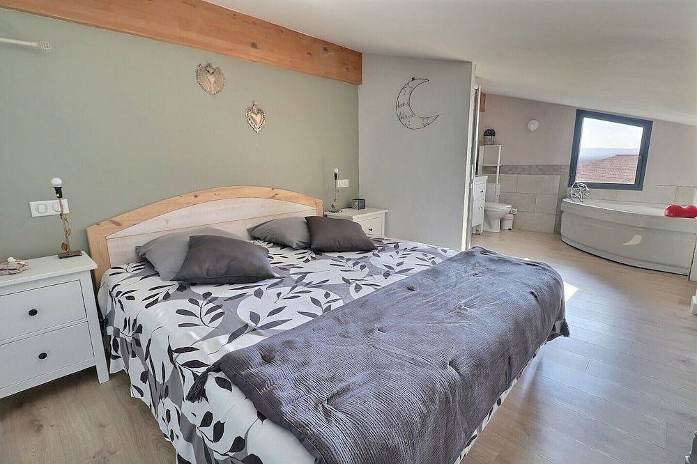 Villa Contemporaine Avec Piscine, au Coeur et au Calme du Vignoble in Bédarrides, Vaucluse