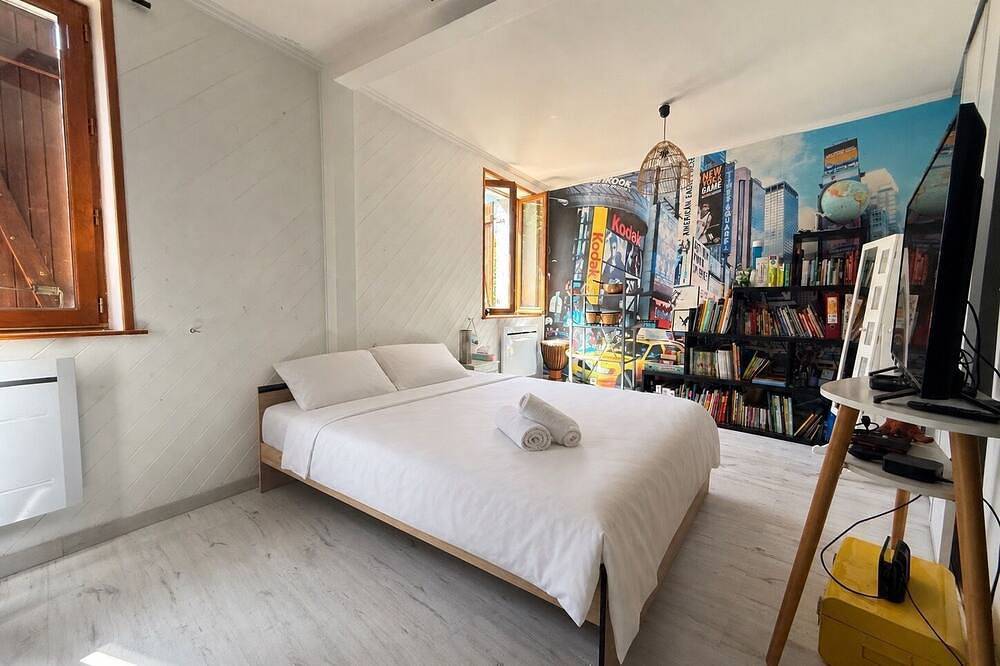 Maison familiale climatisée avec piscine proche de Lyon in Sathonay-Camp, Lyon et ses environs