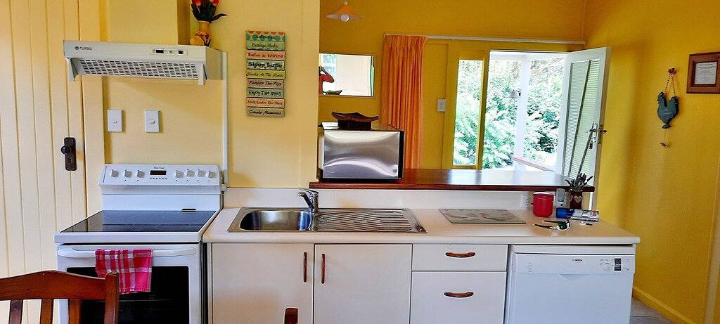 Bespoke Cottage, outdoor baths, wine tasting, pet friendly in Sleepers Vineyard in Canterbury (NZ)