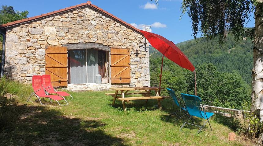 Gîte pour 4 personnes, avec terrasse et jardin, animaux acceptés à Rochepaule