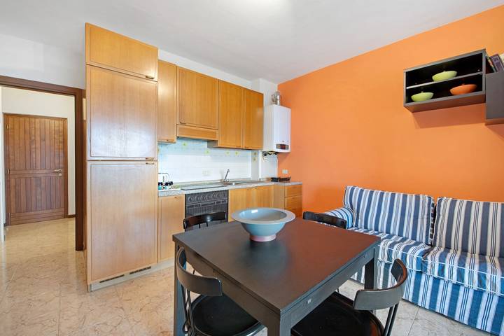Entire apartment, Apartment 'Vista Lago 2' with Lake View, Shared Pool and Wi-Fi in Soiano del Lago, Garda Mountains