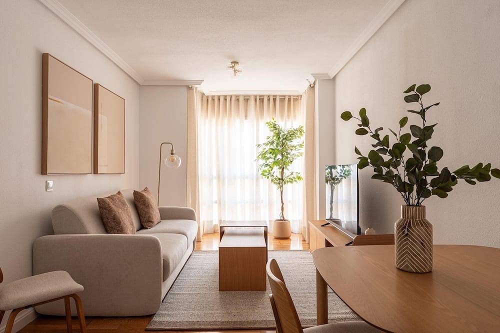 Entire apartment, Las Tablas - 1 Bedroom with sofa bed and terrace in Fuencarral-El Pardo, Madrid