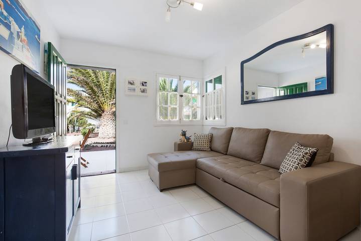 Entire apartment, Vacation Apartment 'Casa Isa' with Private Terrace in El Cotillo, La Oliva