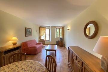 Gîte pour 2 personnes, avec jardin ainsi que piscine et terrasse, adapté aux familles à Brunet (Alpes-de-Haute-Provence)