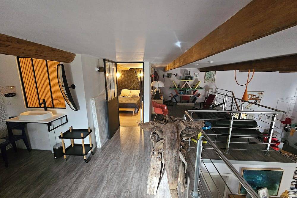 Entire apartment, Loft, Design collection, artist's studio, 15' from beaches and Montpellier center in Saint-Jean-de-Védas, Côte d'Améthyste