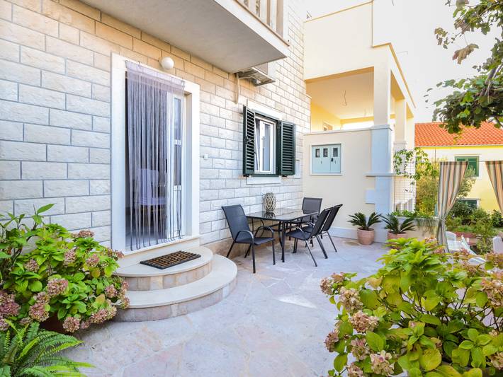 Ferieleilighet for 4 personer, med Terrasse og Hage i Supetar
