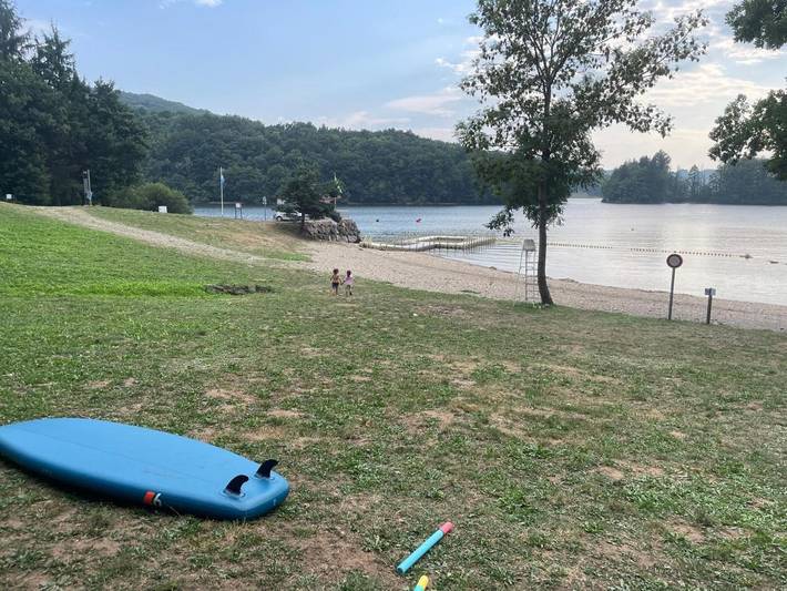 Gîte pour 8 personnes, avec vue ainsi que vue sur le lac et balcon dans Lac de la Raviège - 3