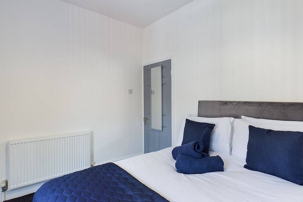 Whitmore House By Rmr Accommodations - Newly Refurbed - Modern -Parking -Central in Stoke-on-Trent, Midlands
