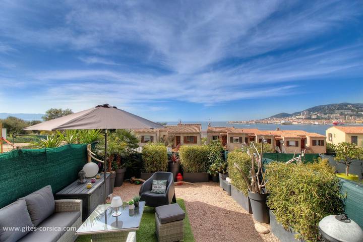 Gîte pour 2 personnes, avec Terrasse ainsi que Jardin et Vue à Ajaccio