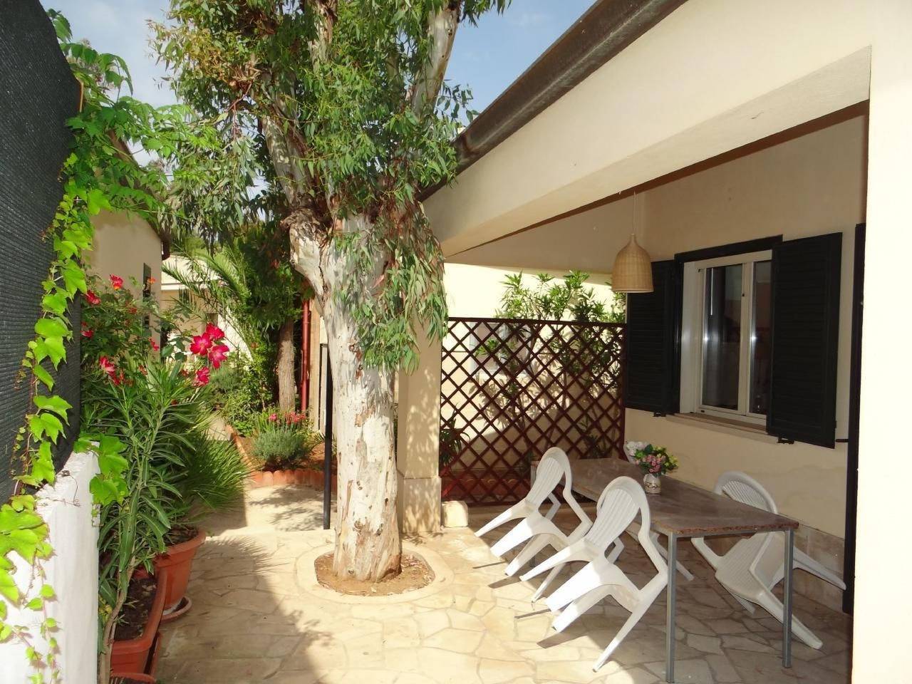 Schöner zentraler Bungalow direkt am Sandstrand auf Sizilien in Marina di Modica, Modica