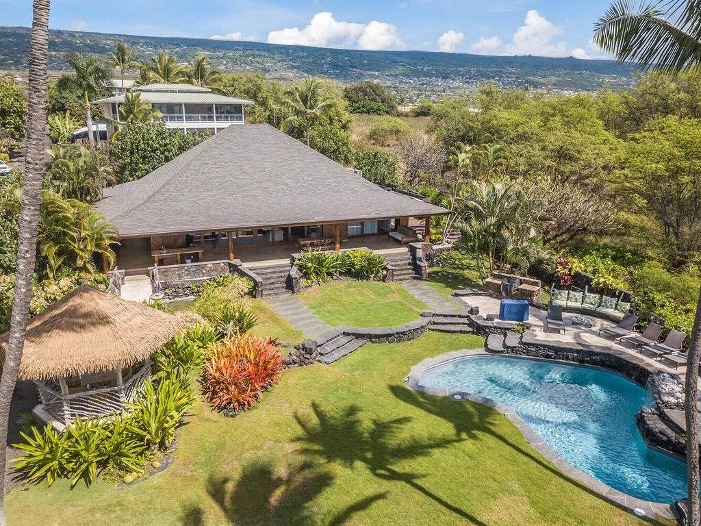 Ultra private oceanfront gated compound with pool & spa just minutes from town. in Komohana Kai, Kailua-Kona
