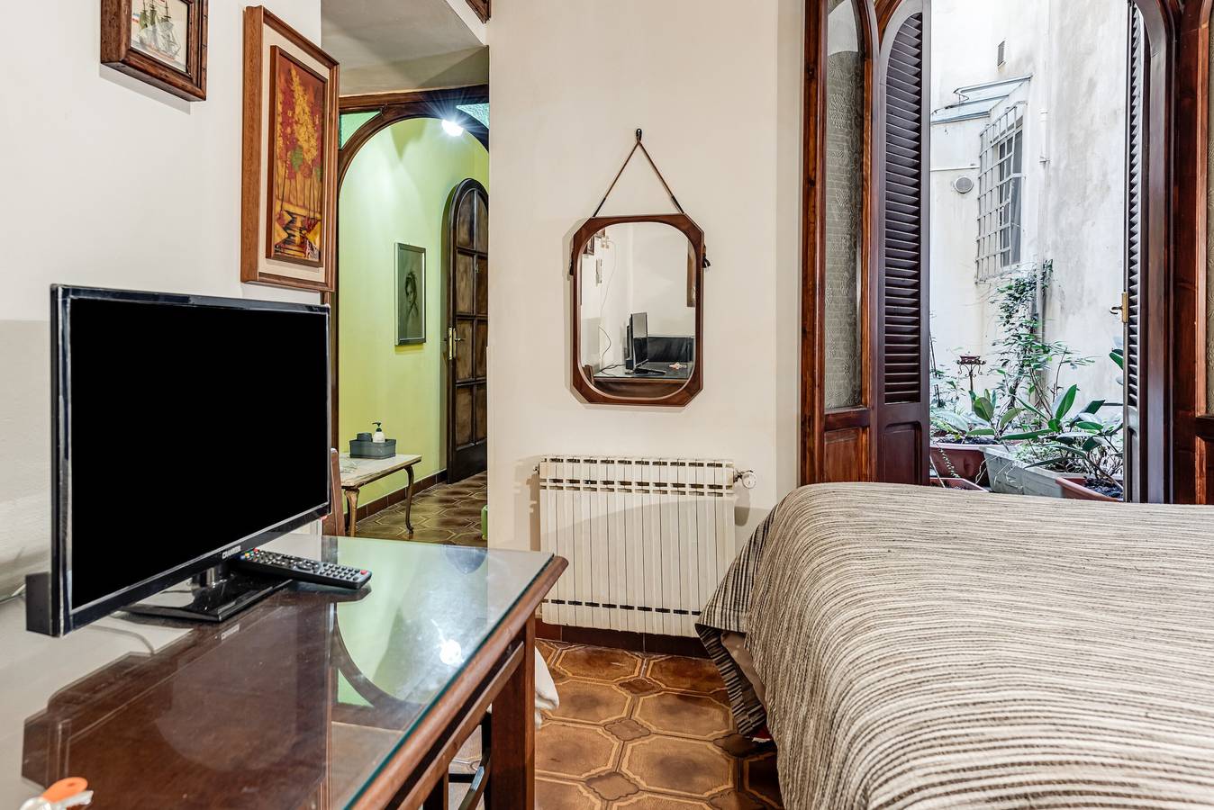 Entire apartment, Room 'Camera Matrimoniale 4' with Wi-Fi and Air Conditioning in Florence city center, Florence
