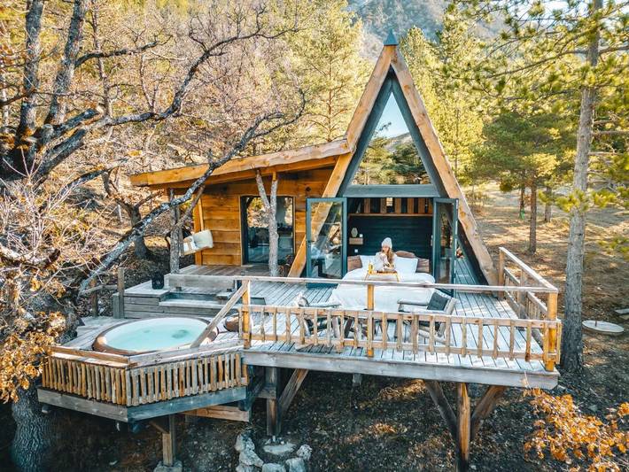 Lodge pour 2 personnes, avec terrasse ainsi que vue et jardin, animaux acceptés