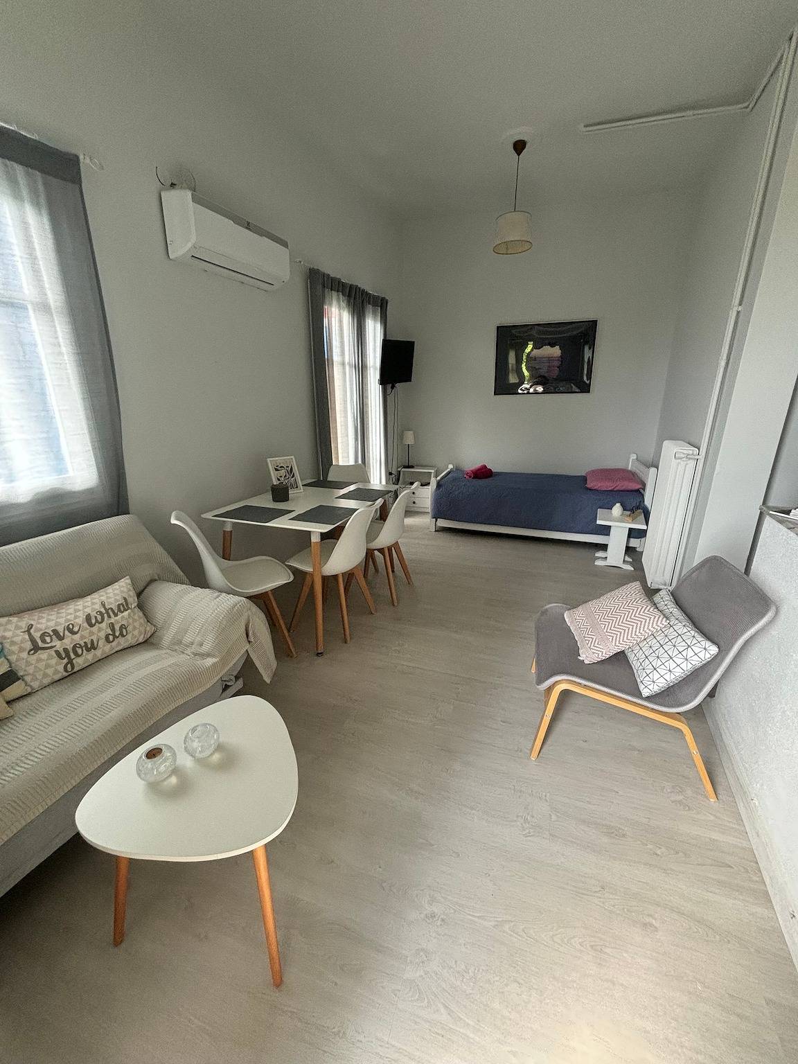 Ganze Wohnung, Ferienwohnung "Stenies' Nook" mit Meerblick, Gemeinschaftsgarten und Wlan in Andros