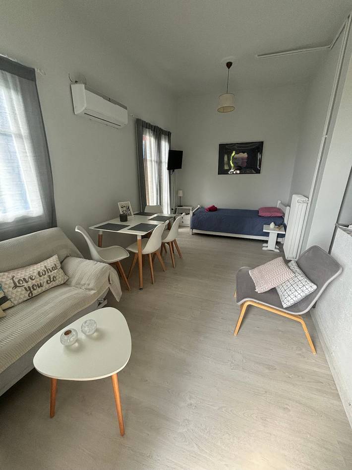 Ganze Wohnung, Ferienwohnung „Stenies' Nook“ mit Meerblick, Gemeinschaftsgarten & Wlan in Andros