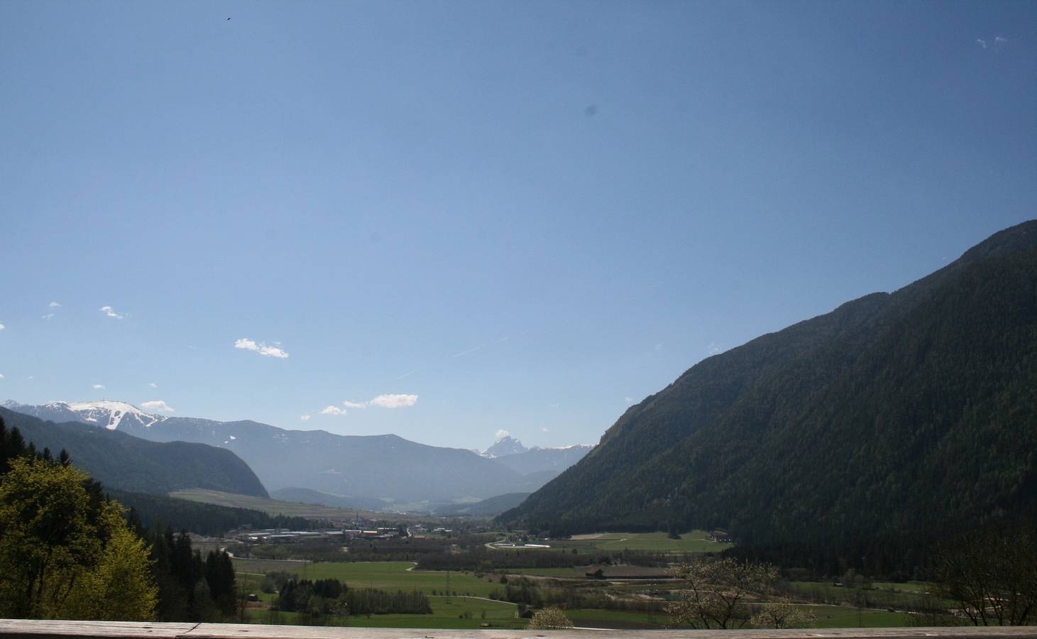 Ganze Wohnung, Ferienwohnung Felderhof Papaver mit Bergblick, Gemeinschaftsterrasse und Wlan in Uttenheim (Gais), Gais