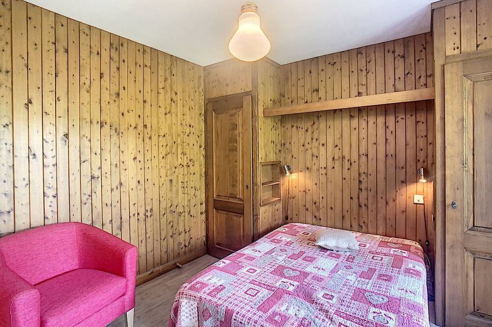 Entire apartment, Cozy 3-room apartment with fireplace and covered parking at the foot of the slopes in Combloux in Combloux, Pays du Mont-Blanc