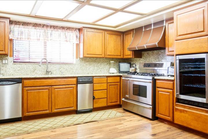 Vacation rental for 12 people, with sauna and terrace as well as hot tub, with pets in Lake Arrowhead