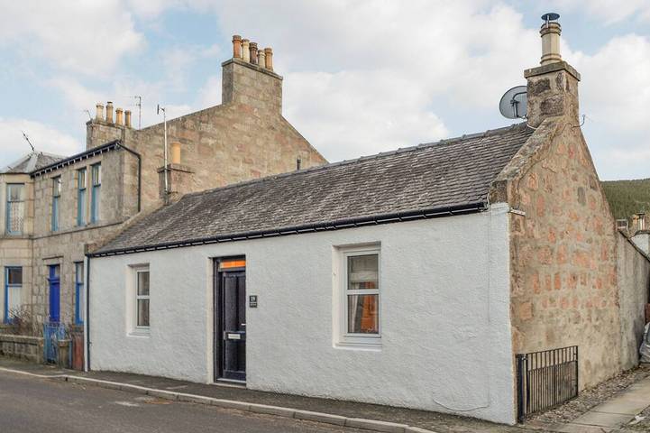 Cottage for 4 people, with garden and hot tub in Ballater