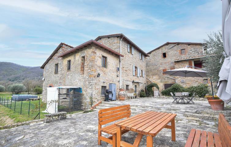 Agriturismo per 6 persone, con terrazza e giardino nonché piscina a Cavriglia
