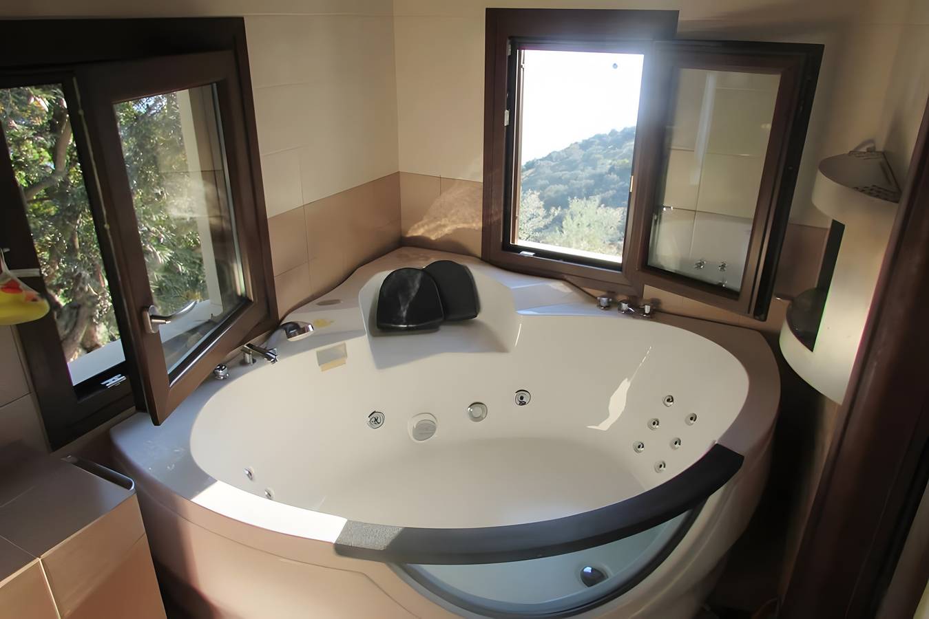 Vakantiehuis 'Het Huis met de Grot' met Uitzicht op Zee, Wi-Fi en Airconditioning in Pilion