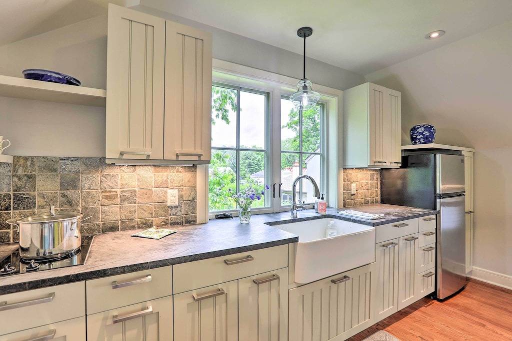 Ganze Wohnung, Barn-Like Studio Suite w/ Flowering Garden! in Hopewell Township, Mercer County