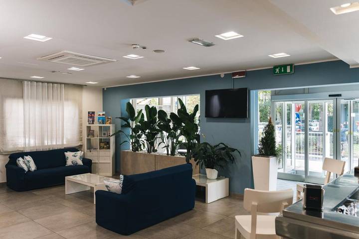 Hôtel pour 3 personnes, avec terrasse et piscine à Riccione - 2