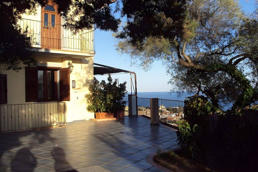 Entire apartment, Apartment 'Vista Mozzafiato' with Sea View, Wi-Fi and Air Conditioning in Tancau sul Mare, Santa Maria Navarrese