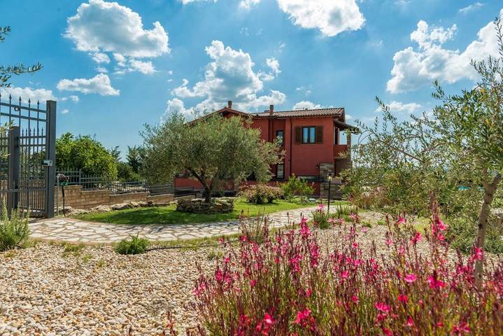 Villa per 8 persone, con Balcone e Terrazza nonché Giardino e Piscina a Sutri