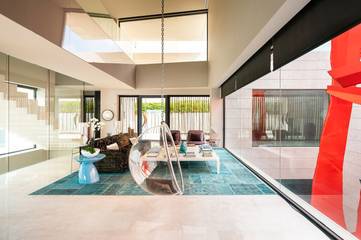 Villa for 16 Guests in Marbella West, Marbella, Picture 3