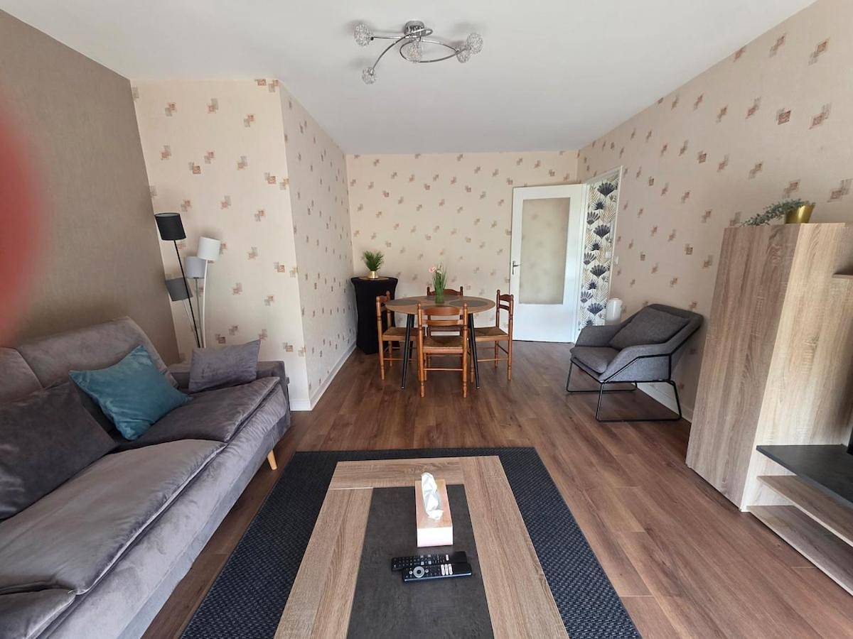 Appartement entier, Cocon lumineux avec parking privé pour 4 voyageurs in Joué-lès-Tours, Région de Tours