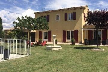 Location de vacances pour 8 personnes, avec terrasse et jardin à La Tour-d'Aigues