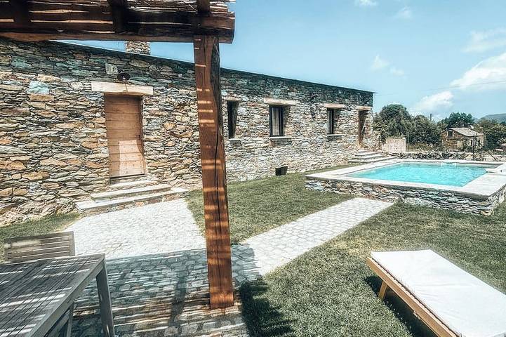 Location de vacances pour 4 personnes, avec Piscine à Murato