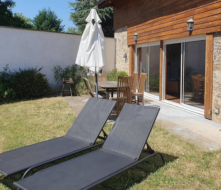 Location de vacances pour 6 personnes, avec vue et jardin à Roiffieux - 2