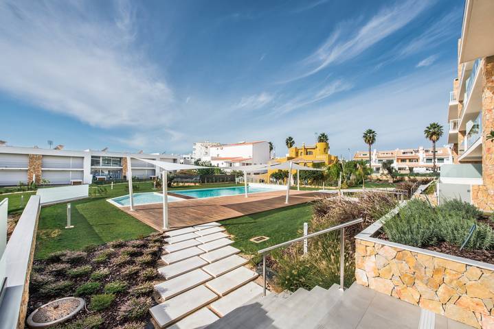 Entire apartment, Modern Apartment with Shared Pool, Wi-Fi & Air Conditioning in Albufeira in Albufeira e Olhos de Água, Faro District