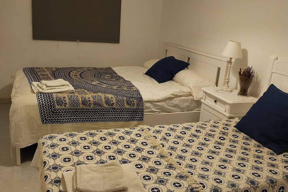 Casa de 4 dormitorios junto al mar con piscina a 2 pasos de Sabinillas (Estepona) in Playa Ancha, Casares