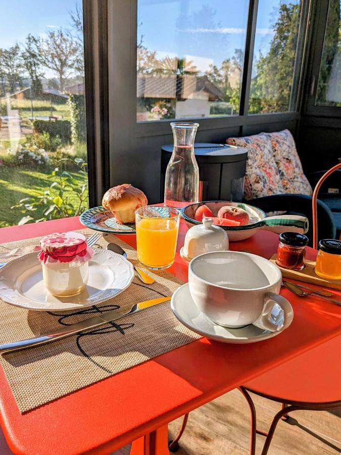 Gîte pour 3 personnes, avec Balcon et Terrasse ainsi que Jacuzzi et Jardin à Boisset-lès-Montrond