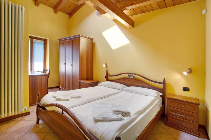 Apartamento inteiro, 'Residence Appartamento Parigi' com vista para a montanha, jardim e acesso Wi-Fi in Civate, Brianza
