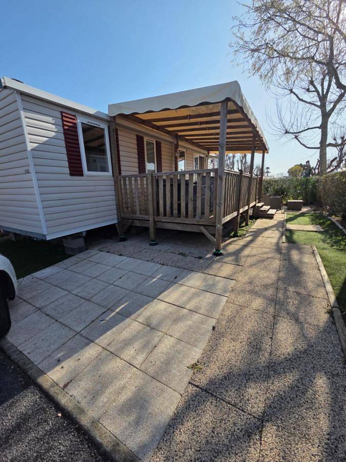 Camping pour 8 personnes, avec piscine et jacuzzi ainsi que jardin et sauna à Valras-Plage