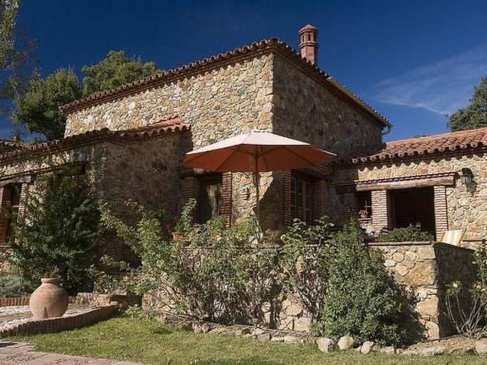 Casa rural para 4 personas, con piscina además de terraza y jardín en Alájar