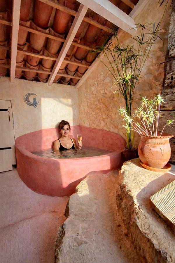 Location de vacances pour 2 personnes, avec vue et vue sur le lac ainsi que jardin et piscine à Flaugnac