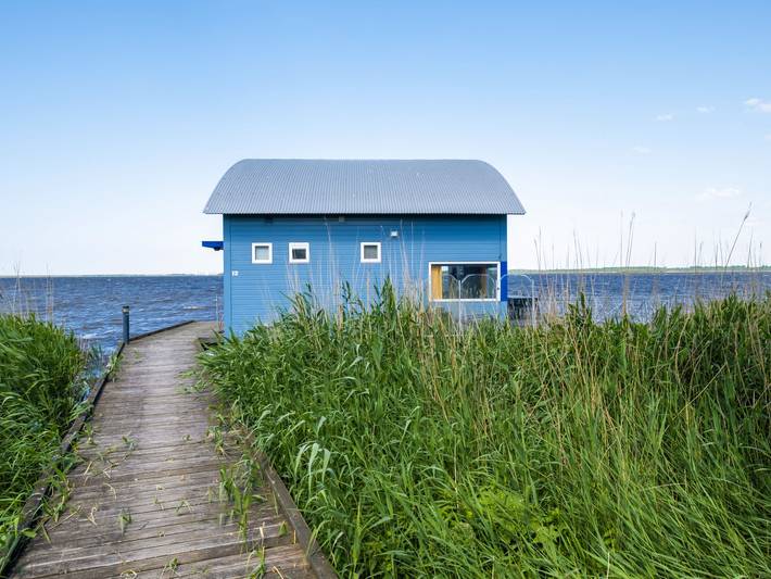 Vakantiehuis voor 6 personen, with Terras and Tuin as well as Uitzicht op het meer in Friesland