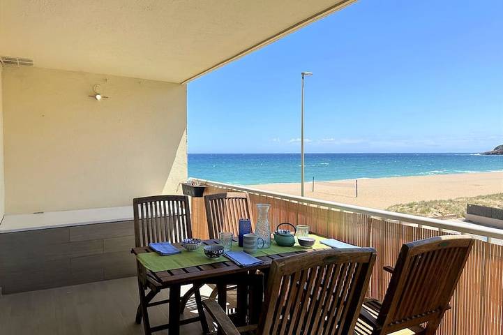 Apartamento entero, Apartment with sea view, fist line from the sea. A/C. Parking place. in Pals, Costa Brava
