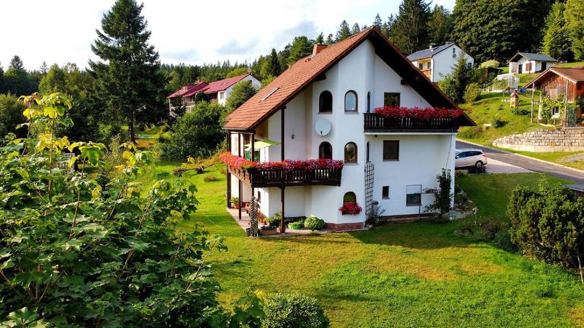Ferienwohnung für 4 Personen, mit Balkon und Balkon/Terrasse sowie Terrasse und Garten