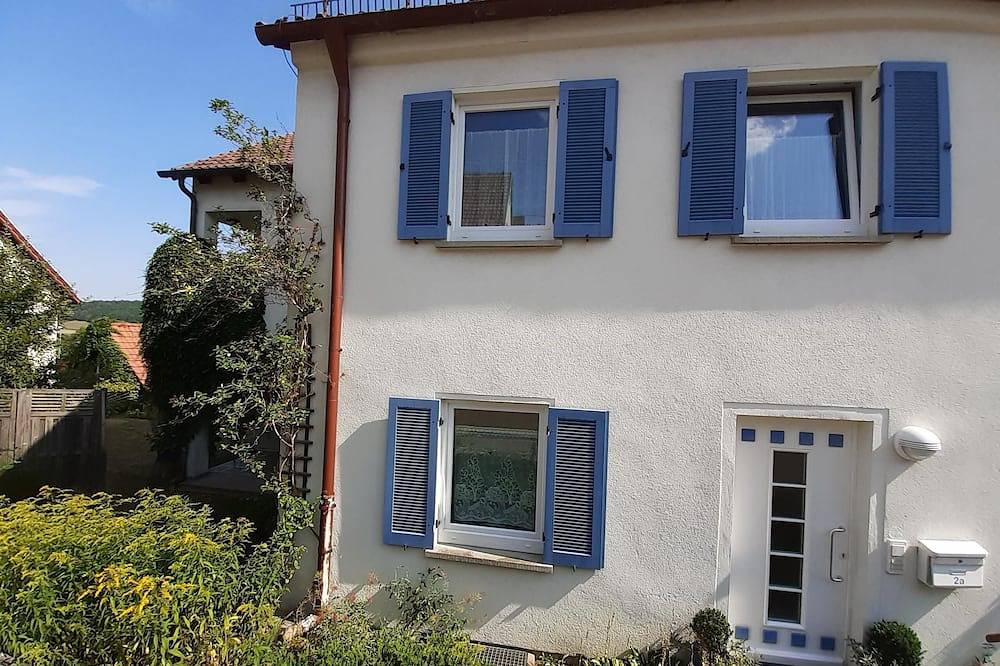 Ganze Wohnung, Großzügige, moderne Ferienwohnung (53qm) in ruhiger Lage mit Panoramablick über das Taubertal in Röttingen, Taubertal
