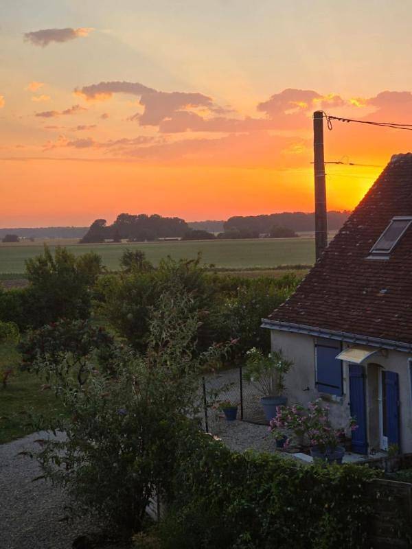 Maison de campagne pour 3 personnes, avec jardin et vue, animaux acceptés à Mouzay