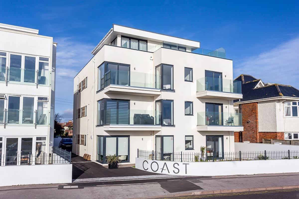 Entire apartment, Beachcliff - On the Seafront with Two Balconies in Bournemouth, South West England