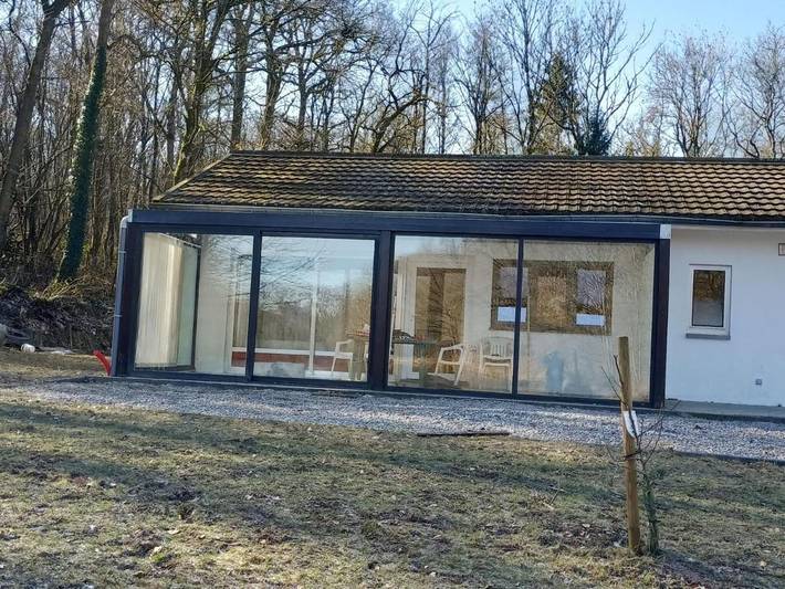 Location de vacances pour 4 personnes, avec vue sur le lac ainsi que jardin et terrasse, animaux acceptés à Florennes