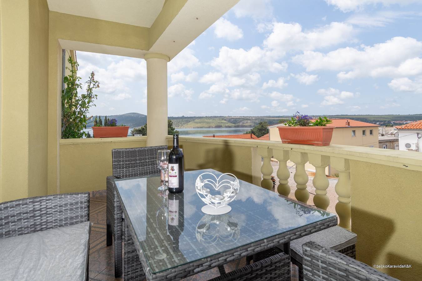 Ganze Wohnung, 3-Zimmer-Ferienwohnung mit Terrasse und Meerblick Posedarje, Novigrad A-6190-a in Novigradsko More, Zadar