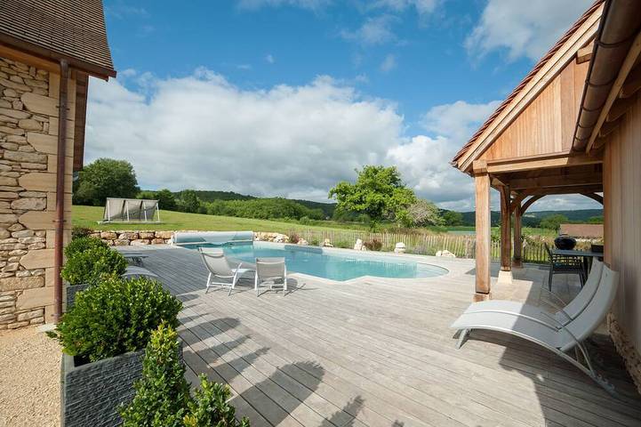 Location de vacances pour 12 personnes, avec terrasse et jardin à Sergeac